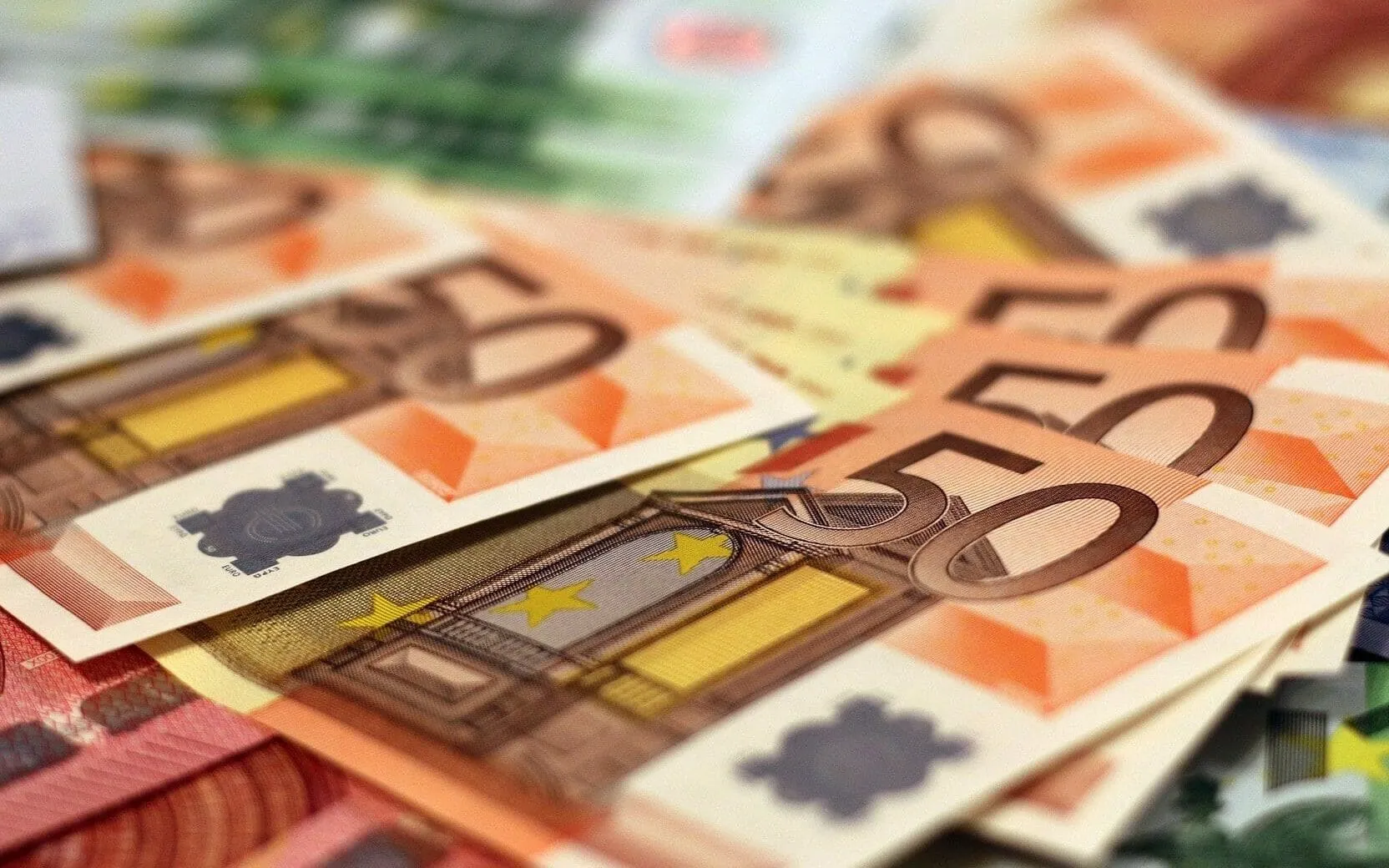 Gefächerte Euro-Banknoten als Sinnbild für Anschaffungskosten und laufende Ersparnis